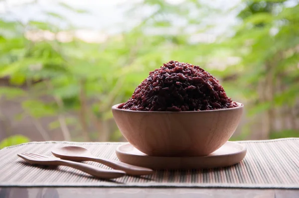 Élelmiszer. Ökológiai rizs. lila rizs szerves Thaiföldön. Bio rizs-a fából készült bowl. Stock Fotó