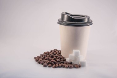 kahve fincanı götürün. küp şeker. kahve çekirdeği.