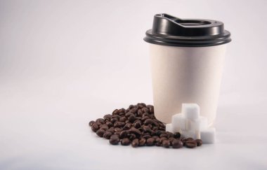 kahve fincanı. kahve fincanı götürün. kahve çekirdeği. küp şeker.