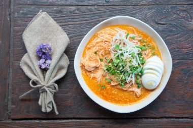 Tayland. Tay şehriye. Baharatlı erişte. Curry noodle.