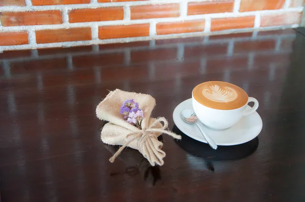 Bebida. café quente com arte latte. café quente com decoração de tecido . — Fotografia de Stock