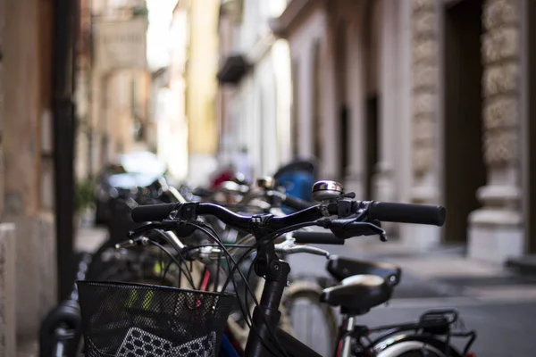 Dar bir İtalyan sokak bisiklet.