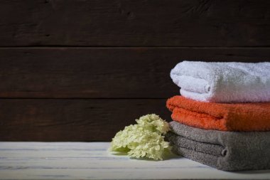 Farklı renkteki banyo havlusu.