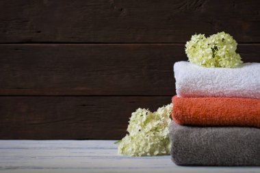 Muhteşem görüntü farklı renklerde katlanmış havlu. Fotoğrafı