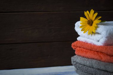 Muhteşem görüntü farklı renkler ve sarı bir katlanmış havlu 