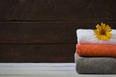 Muhteşem görüntü farklı renkler ve sarı bir katlanmış havlu 