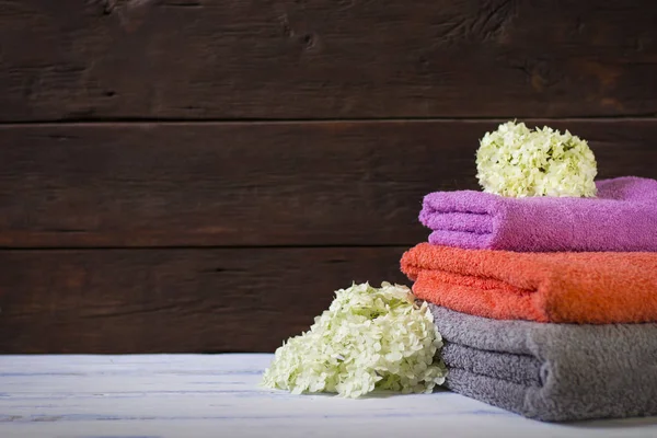 Muhteşem görüntü güzel banyo havlu üzerinde farklı renkteki bir 