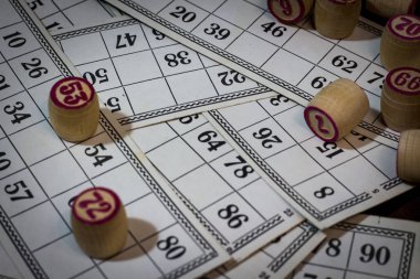 Ahşap arka plan üzerinde Vintage loto tahta oyunu. Dar odak