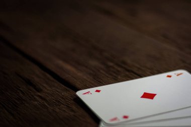 Resim oyun kağıdı ahşap bir masa üzerinde