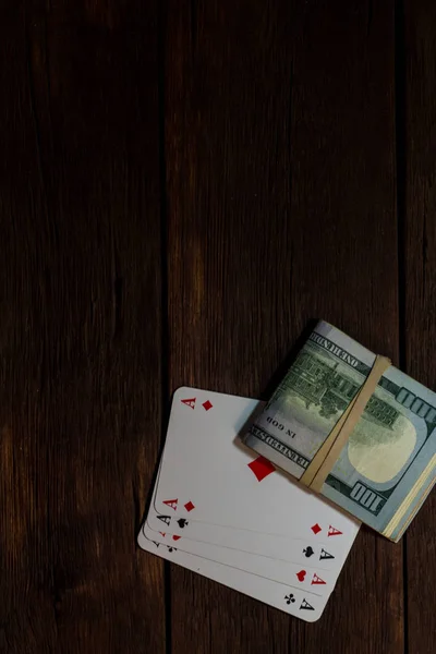 Mooi beeld van speelkaarten en een bundel van geld op de top van — Stockfoto