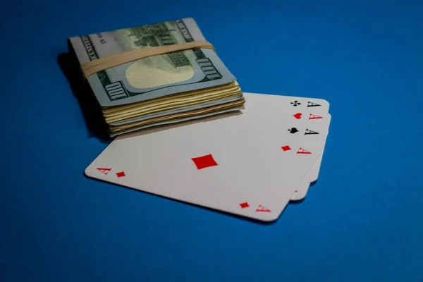 蓝色标签上扑克牌上的一捆钱的图片 — 图库照片