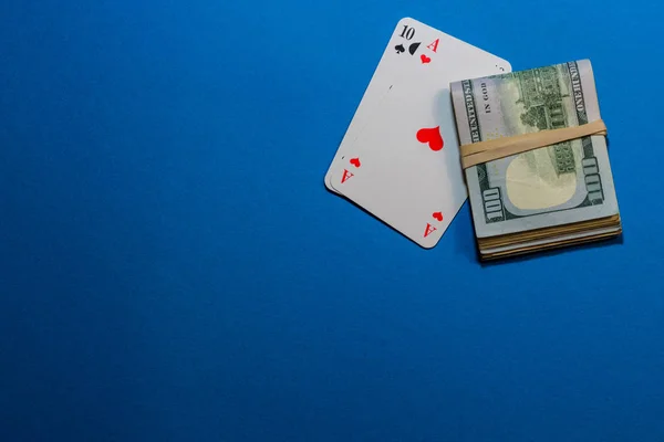 Een winnende combinatie van kaarten in blackjack en een stapel geld — Stockfoto