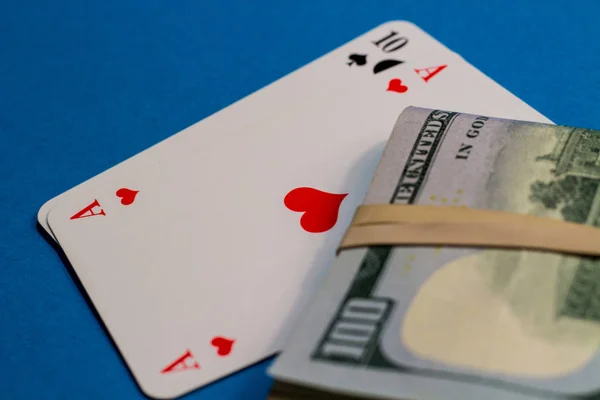 Uma combinação vencedora de cartas em Blackjack e uma pilha de dinheiro . — Fotografia de Stock