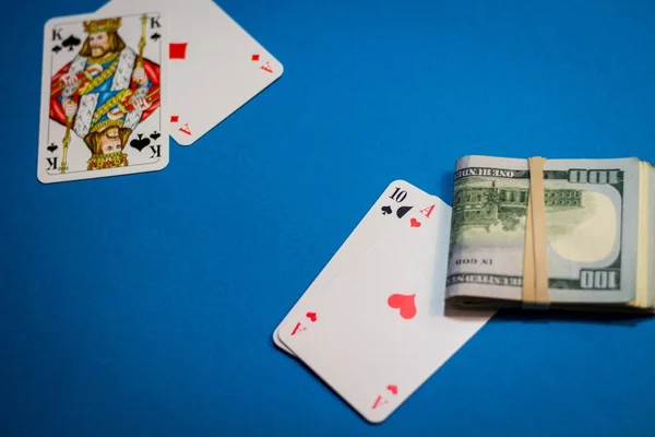 Een afbeelding van twee paren van kaarten in blackjack en een bundel die van mone — Stockfoto