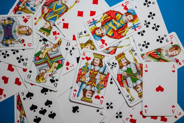 Jogando cartas em uma ordem aleatória. Pode ser usado como fundo — Fotografia de Stock