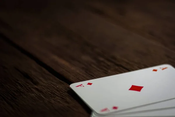 Imagem de jogar cartas em uma mesa de madeira — Fotografia de Stock