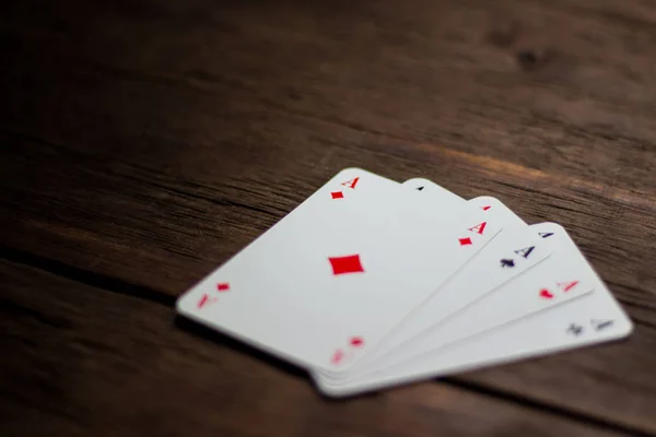 Jogando cartas em uma mesa de madeira — Fotografia de Stock