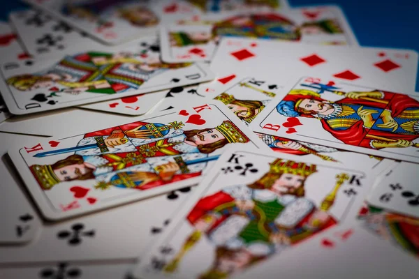 Playing cards in a random order. Very narrow focus on the king o — Stock Photo, Image