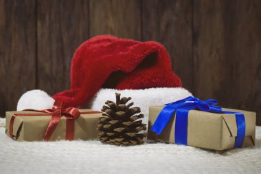Santa Claus şapka, hediye kutuları ile bağlı Kraft kağıt dolu bir 