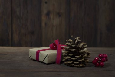 Kırmızı kurdele, bir koni ve sulu bir kartopu ile bir hediye ile bir kutu