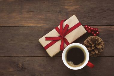 Bir hediye, bir fincan kahve, bir kartopu, Ladin üçkağıt paketleme