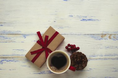 Kraft kağıt, fincan kahve kalp, viburnu ile sarılmış hediye