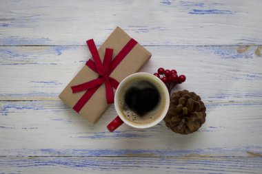 Hediye kraft kağıt, bir fincan kahve bir kalp ile doludur,