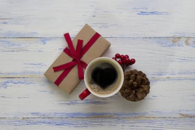 Hediye kraft kağıt içinde paketlenmiş ve kırmızı kurdele ile bağlanmış, 