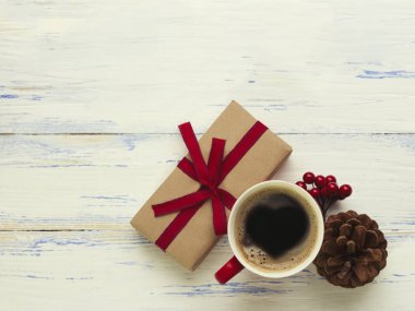 Hediye ile bir kırmızı kurdele, bir fincan kahve ile bir h sargılı