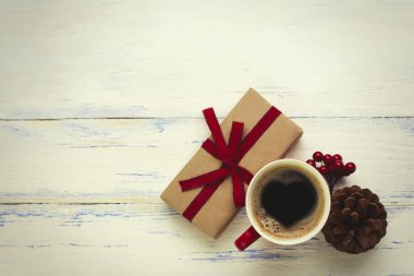 Hediye kırmızı kurdele, kahve, sulu kırmızı Kupası ile sargılı