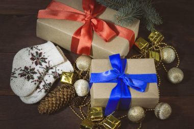 Hediyeler, çam kozalakları, çorap, dekoratif hediye tamamladı ve balls Paketli