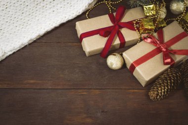 Hediyeler Paketli, beyaz örgü atkı, koniler, altın Dekorotif oyuncakları