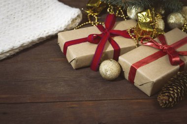 Hediyeler Paketli, beyaz örme eşarp, çam kozalağı, altın dekoratif 