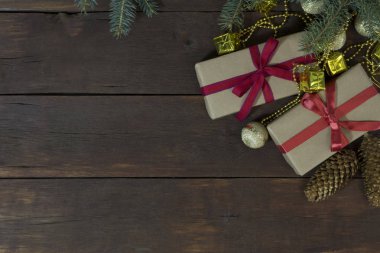 Paketlenmiş hediyeler sarılmış Kraft kağıt, çam kozalakları, Ladin dal, 