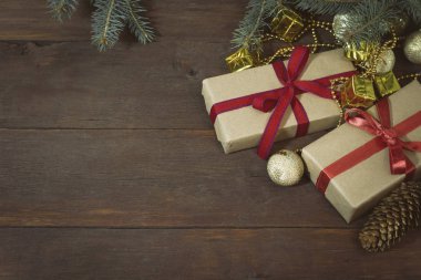 Dal iki çam kozalakları, kırmızı kurdele ile bağlanmış hediyeler Paketli çeki düzen vermek,