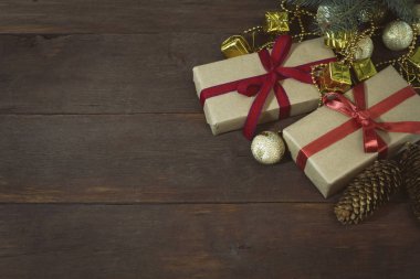 Paketlenmiş hediyeler bağlı kırmızı kurdele, iki çam kozalakları, altın deco