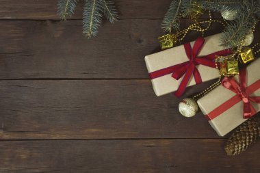 Dal, gol Kraft kağıt, köknar koni, sarılmış hediyeler Paketli çeki düzen vermek