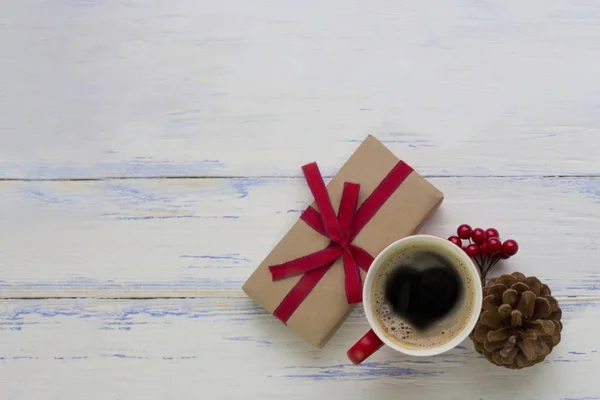 선물 레드 리본, 빨간 컵 커피, 달콤한 vib와 함께 묶어 — 스톡 사진