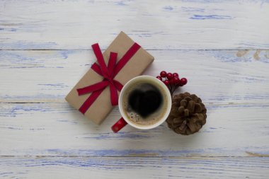 Bir fincan kahve bir kalp, bir yumru, bir kartopu, bir hediye ile sarılmış