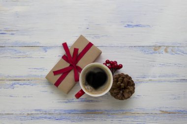 Bir fincan kahve bir kalp, bir yumru, bir kartopu, bir hediye ile sarılmış