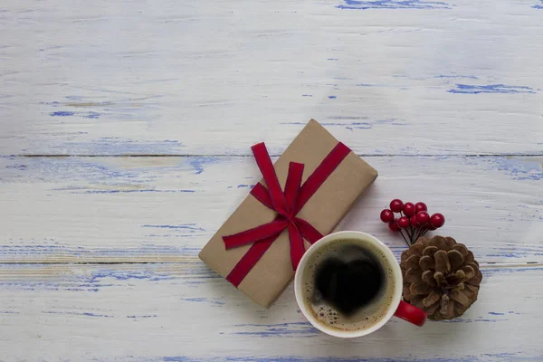 한 잔 커피, 덩어리는 막 살 나무속, 선물의 빨간 ribb와 공동 — 스톡 사진