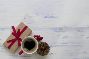 Bir kalp, k sarılmış bir hediye taze yapılmış kahve bir fincan