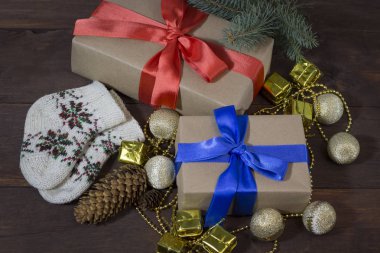 Kraft kağıt sarılı ve kurdeleler ile sargılı hediyeler Paketli s