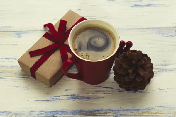Piros kávéscsésze, egyösszegű, viburnum, ajándék — Stock Fotó