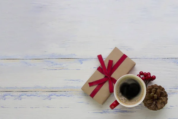 마음, kraft 종이, 전나무에 싸서는 선물으로 커피 한 잔 — 스톡 사진