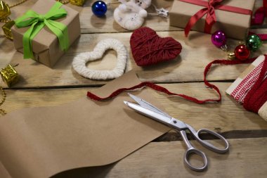 Noel ve yeni yıl hediye paketleme işlemi. Kraft pap