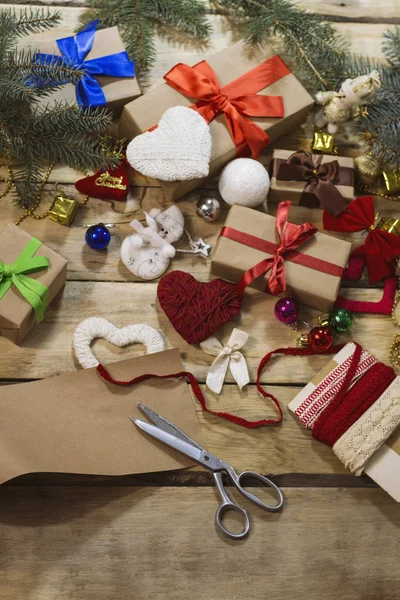 Die Vorbereitung von Weihnachtsgeschenken. Papier, Schere, Fichte — Stockfoto