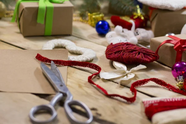 Het proces ter voorbereiding van de giften van Kerstmis — Stockfoto