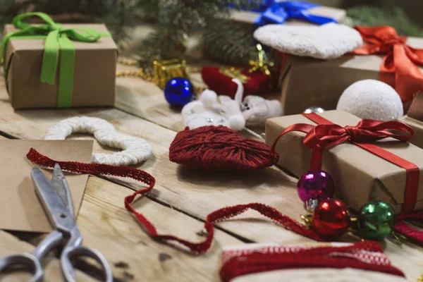 Het proces ter voorbereiding van de giften van Kerstmis. Harten, schaar, bal — Stockfoto