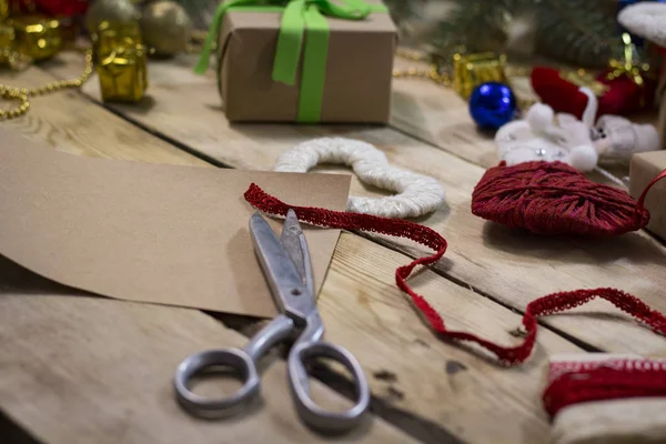 Het proces ter voorbereiding van de giften van Kerstmis. Sneeuwpop, harten, Sciss — Stockfoto